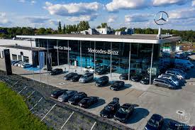 Salon samochodowy Mercedes-Benz z pojazdami