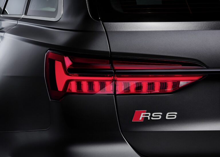 Tył samochodu Audi RS6 w czerni