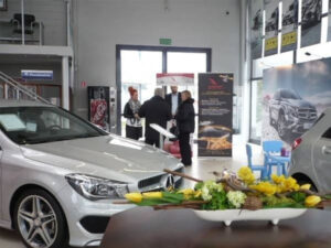 Ludzie w salonie samochodowym Mercedesa