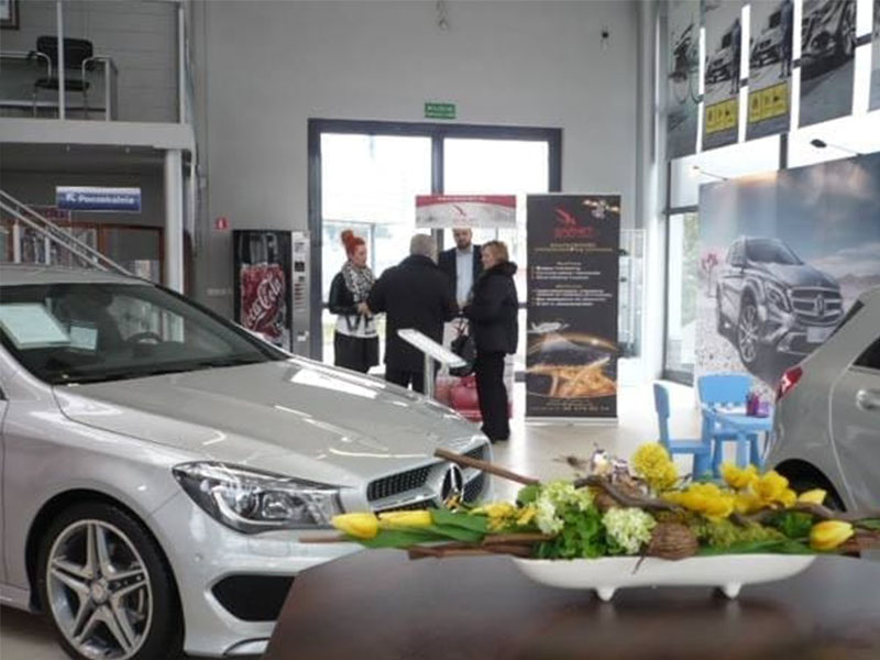 Ludzie w salonie samochodowym Mercedesa