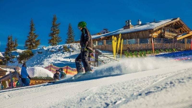 Narciarz na stoku w słoneczny dzień