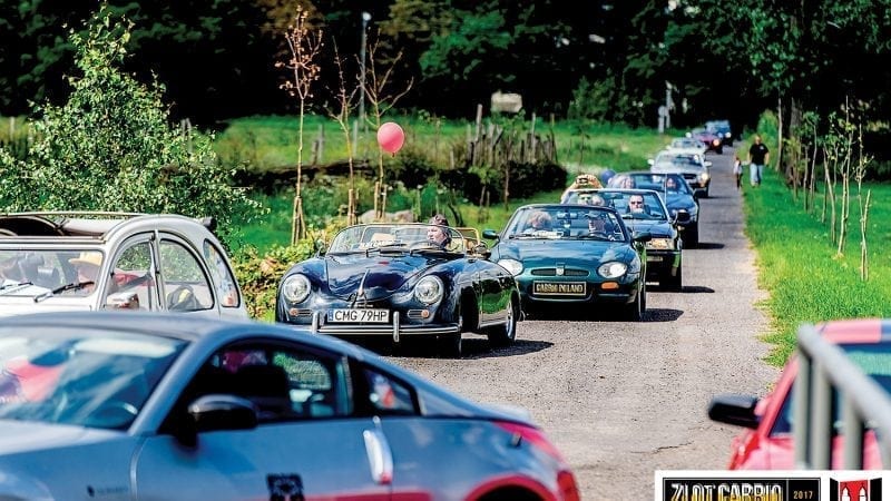 Kolumna klasycznych samochodów na drodze