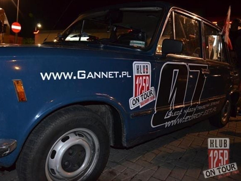 Samochód z logo Klubu 125P