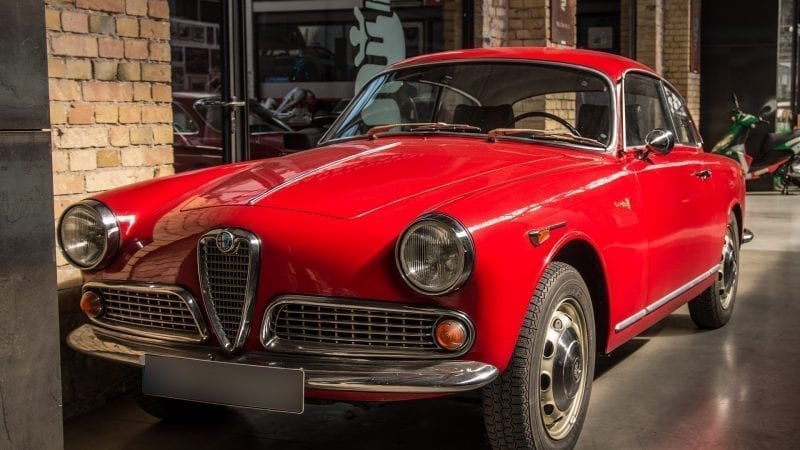 Czerwony klasyczny samochód w garażu