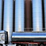 Cysterna przy dużych zbiornikach przemysłowych