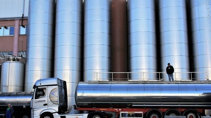 Cysterna przy dużych zbiornikach przemysłowych