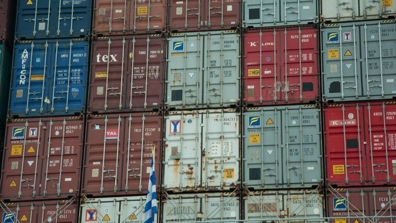 Kolorowe kontenery na statku towarowym