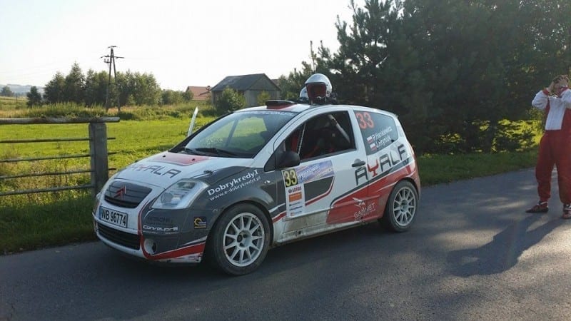 Samochód rajdowy na drodze