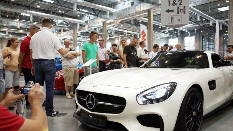 Targi motoryzacyjne z luksusowymi samochodami