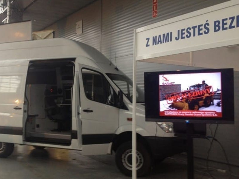 Samochód dostawczy z ekranem informacyjnym
