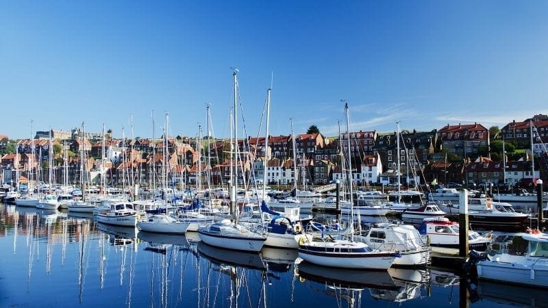 Port jachtowy w słoneczny dzień