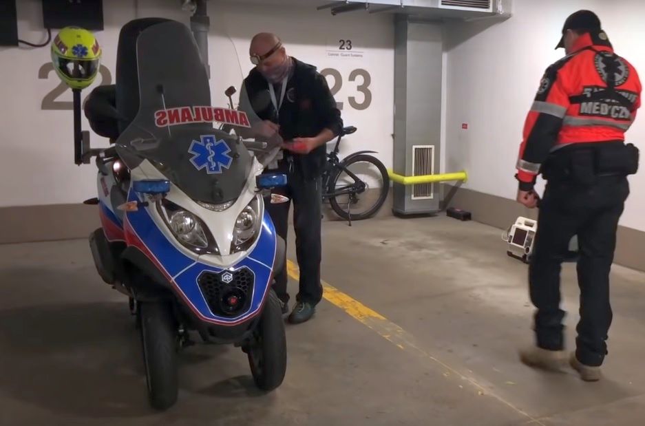 Ratownicy przy ambulansie na motorze. borkoś