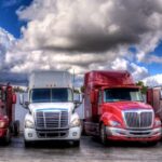 Różnokolorowe ciężarówki na parkingu