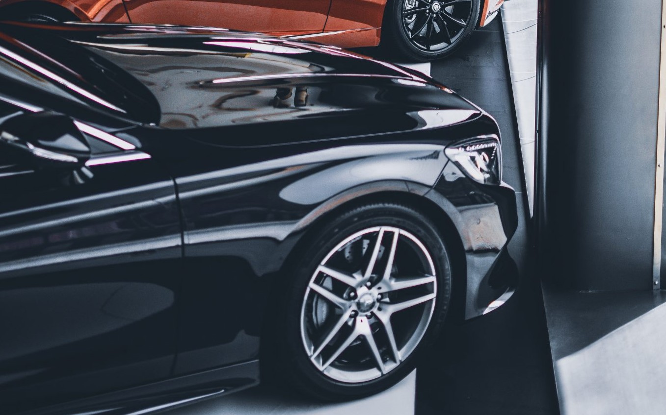 Czarne auto w nowoczesnym wnętrzu.