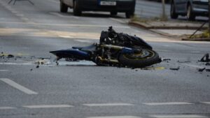 Zniszczony motocykl na ulicy.