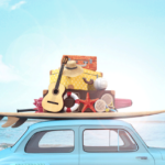 Samochód z wakacyjnymi akcesoriami na dachu. raj dla złodziei