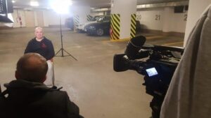 Wywiad w podziemnym parkingu przed kamerami tvn