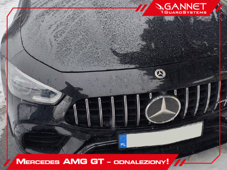 Czarny Mercedes AMG GT na śniegu GanTotal