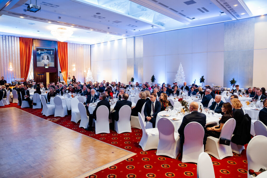 Uroczysta kolacja w eleganckiej sali.