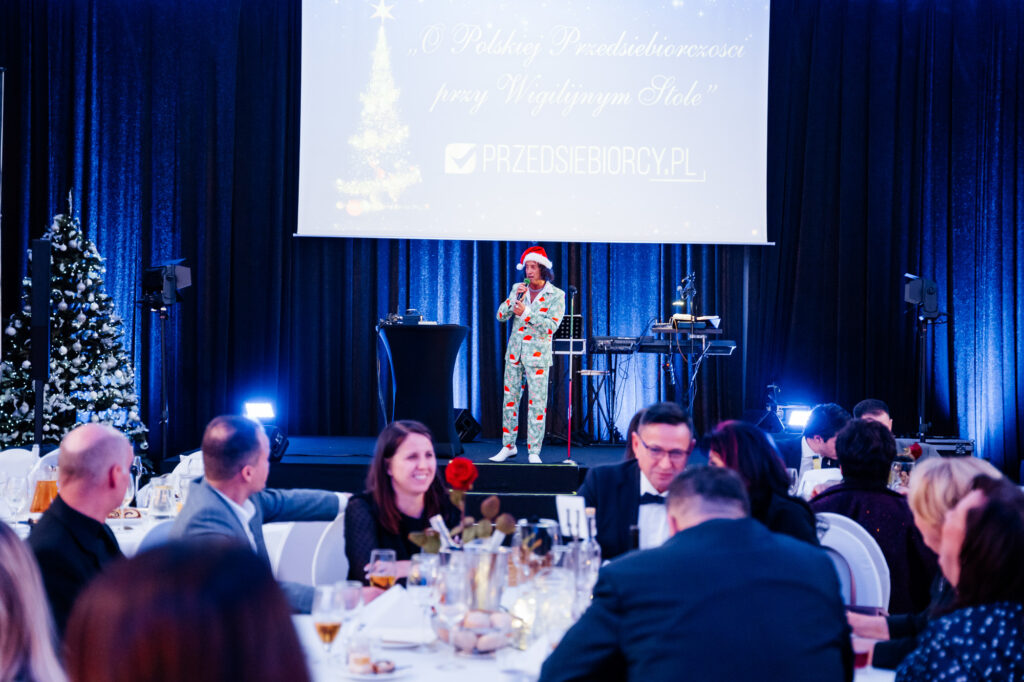 Osoba w kostiumie świątecznym na scenie.