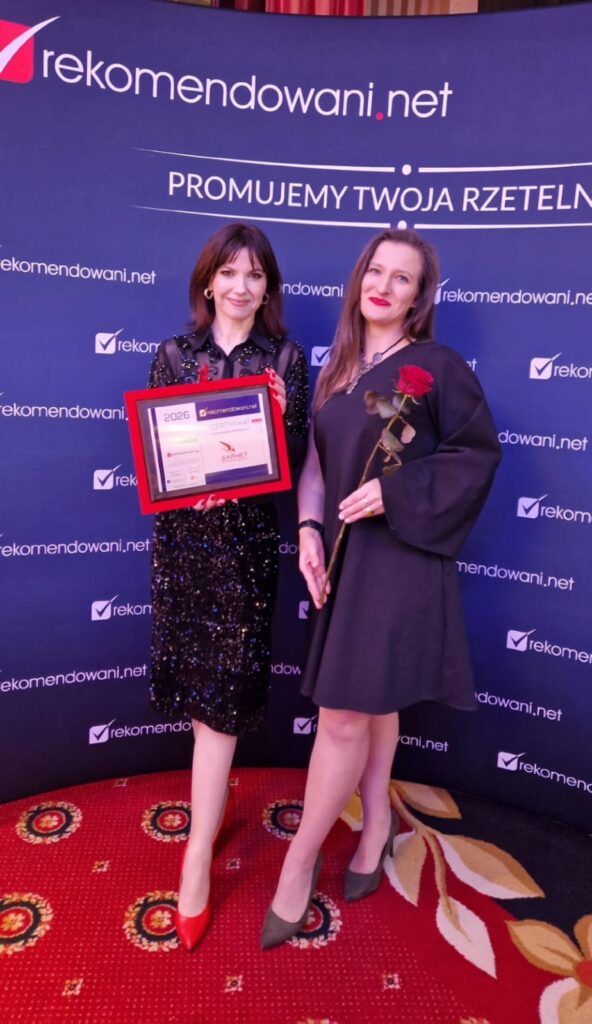 Dwie kobiety z nagrodą i różą. PRZEDSIĘBIORCY