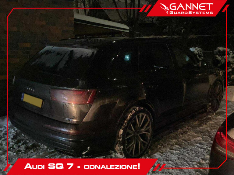 Czarny samochód na śniegu.