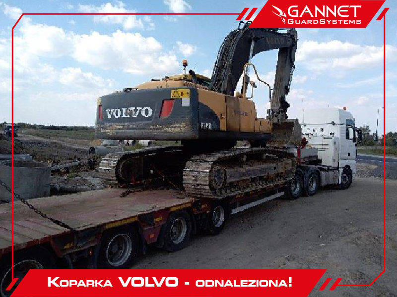Koparka Volvo na ciężarówce. Zabezpieczenie maszyn budowlanych