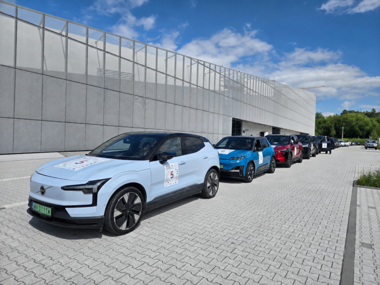 Rząd elektrycznych samochodów na parkingu